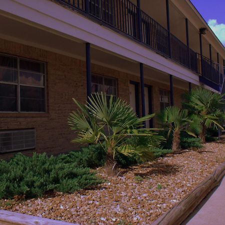 Somerville Inn And Suites Bagian luar foto